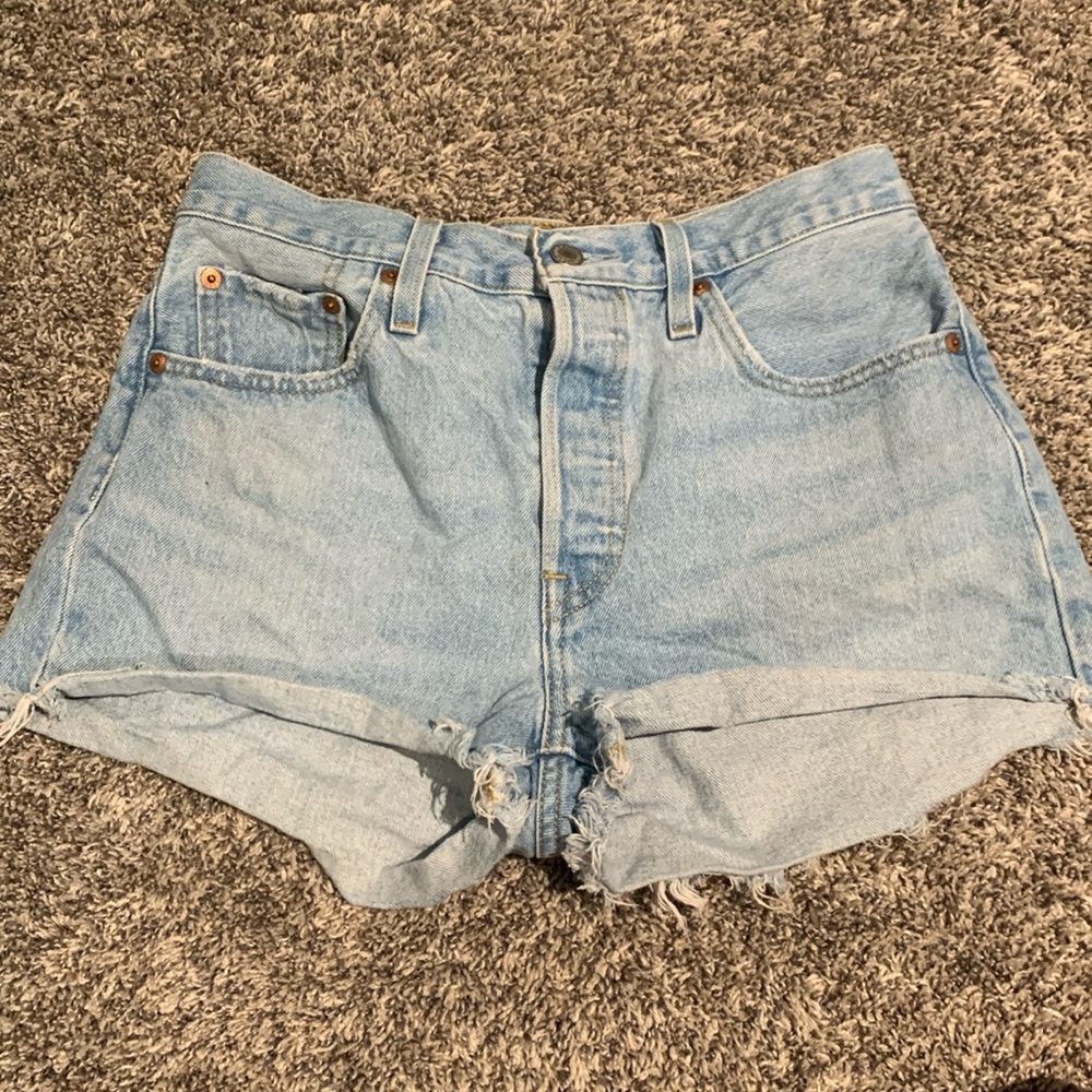 Light Wash Levi 501 Jean Shorts